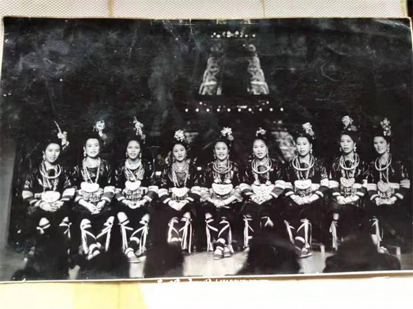 图4  1986年“九朵金花”在巴黎的演出剧照，居中者为吴玉莲。.jpg